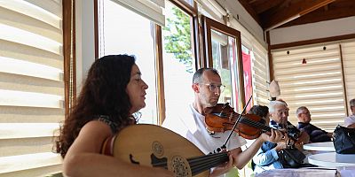 KONUKEVİNDE ANLAMLI KONSER