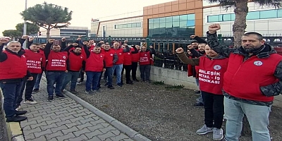 Mercan Endüstriyel Tasarım Makina Fabrikasında sendika üyesi 7 işçinin işten atılması üzerine diğer işçiler iş bırakarak eylem yaptı.