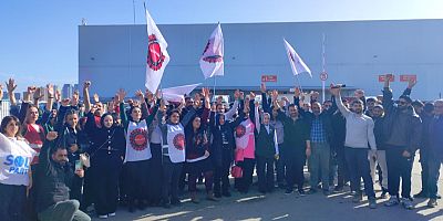 Migros depo işçileri iş yeri önünde kazanımlarını kutladı