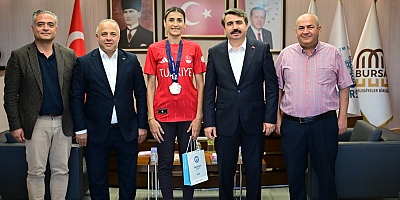 Milli tekvandocu Hatice Kübra İlgün, madalya sevincini Oktay Yılmaz'la paylaştı