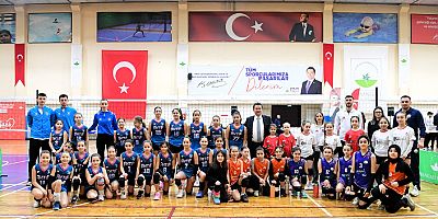 Mini Kızlar Voleybol Turnuvası 700. Yıl Coşkusunu Sahaya Taşıdı