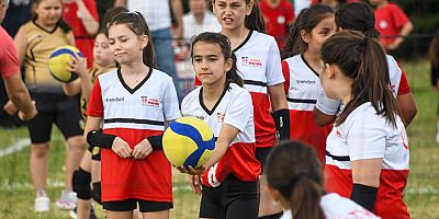 Mini Voleybol Şenliği’nde Çocuklar Madalyalarını Aldı