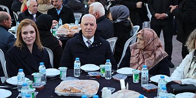 Mustafa Bozbey kendi mahallesinde komşularıyla iftar yaptı