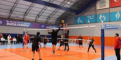 Nilüfer Belediyesi çalışanları filede ter döktü