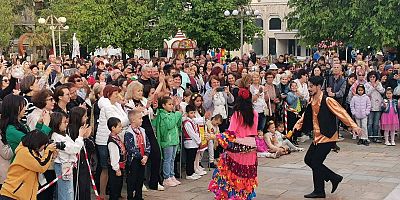Nilüfer Belediyesi Halk Dansları Topluluğu, Bulgaristan’ın Gotse Delchev kentinde düzenlenen Dünya Dans Günü’nde muhteşem bir gösteri sahneledi.