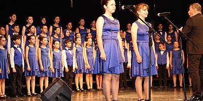 Nilüfer Çocuk ve Nilüfer Gençlik Korosu, yılı muhteşem bir konserle tamamladı
