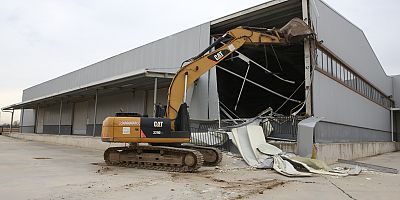 Nilüfer’de 4 bin metrekarelik kaçak depo yıkıldı