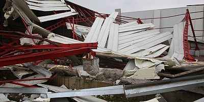 Nilüfer’de iki kaçak iş yeri yıkıldı