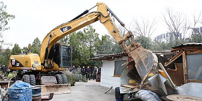 Nilüfer’de kaçak barakalar yıkıldı
