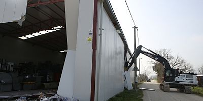 Nilüfer’de tarım alanındaki 900 metrekarelik kaçak yapı yıkıldı