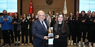 Nilüfer’in genç sporcuları başarılarını belediye meclisinde paylaştı