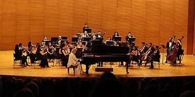 Nilüfer Senfoni Orkestrası ilk konserinde Gülsin Onay'ı ağırladı