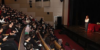Nilüferli öğrenciler yazar Melis Sena Yılmaz ile buluştu