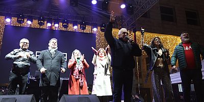 Nilüferliler 2026’yı Cumhuriyet Meydanı’nda karşıladı