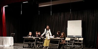 “Okulda Sıradan Bir Gün” adlı tiyatro oyunu çocuklarla buluşturuldu.