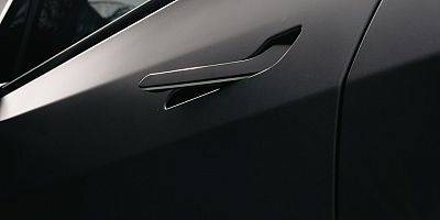 Ölümlü kazalar sonrası elektrikli araçlarda gizli kapı kolu alarmı