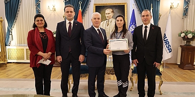 Örnek güvenlik görevlisine Mustafa Bozbey’den tebrik