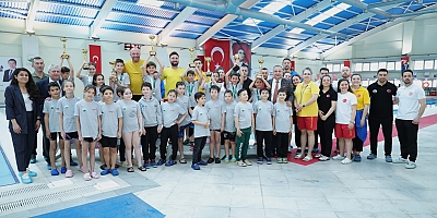 Osmangazi Yüzme Şenliği’nde Kazananlar Kupalarını Aldı