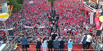  Tekirdağ mitinginde konuşan Özgür Özel, 