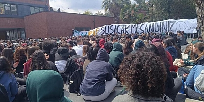 Proje okullarındaki sürgünlere öğrencilerden tepki: Öğretmenime dokunma