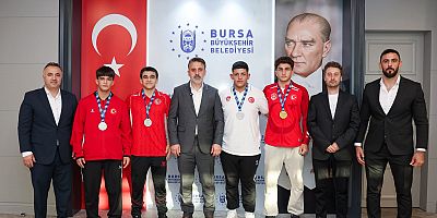 Şahin Biba, Belediyespor güreşçilerini makamında ağırladı.