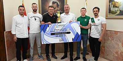  Şampiyonluk ödülünü LÖSEV’e bağışladılar 