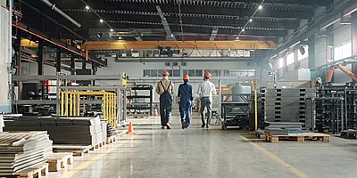 Savaş, fabrikalara erken tatil yaptırdı