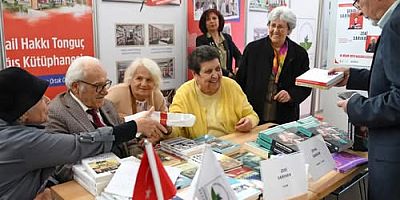 Şenal Sarıhan ve Zeki Sarıhan’a kitapseverlerden yoğun ilgi