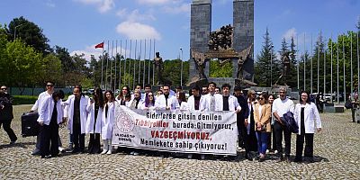 Tıp Fakültesi Öğrencilerinden “Tıbbiyeli Biat Etmez” Eylemi