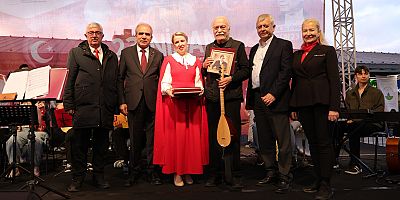 Usta Sanatçı Cahit Berkay Gençlerle Aynı Sahneyi Paylaştı