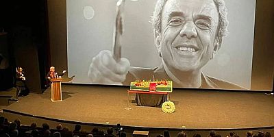 Usta yönetmen Ali Özgentürk son yolculuğuna uğurlandı: 