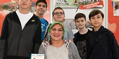 Yazar Halime Yıldız kitaplarını küçük okuyucuları için imzaladı