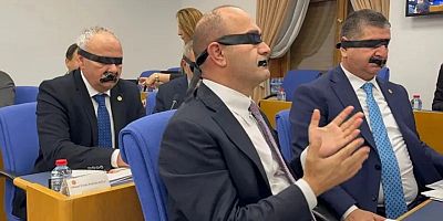 YENİ Parti'li vekiller Halk TV’ye kayyum atanmasını ağız ve gözlerinde siyah bantlarla protesto etti