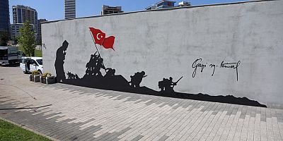 Zafer ruhu, Şehitlik Abidesi duvarlarına yansıtıldı 