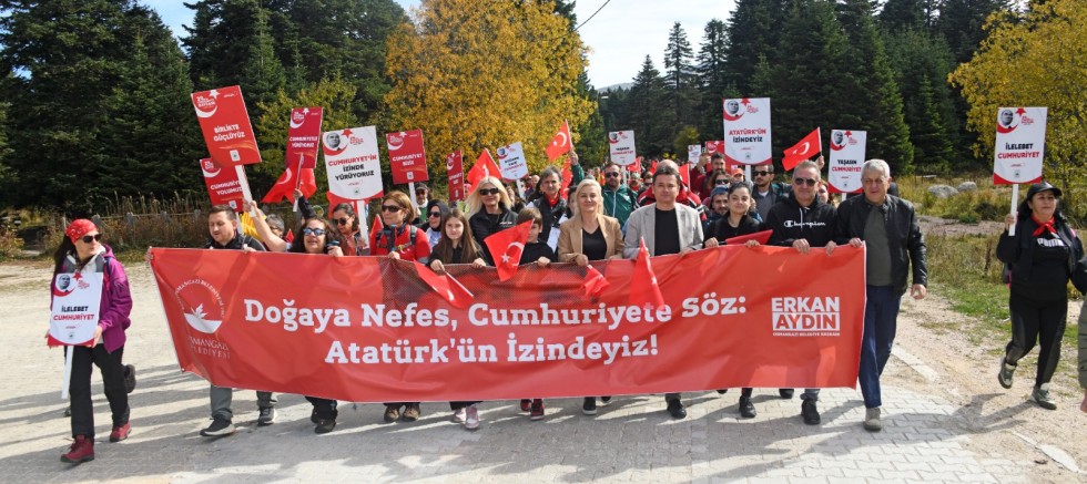 Uludağ’da yüzlerce kişi Cumhuriyetin izinde yürüdü